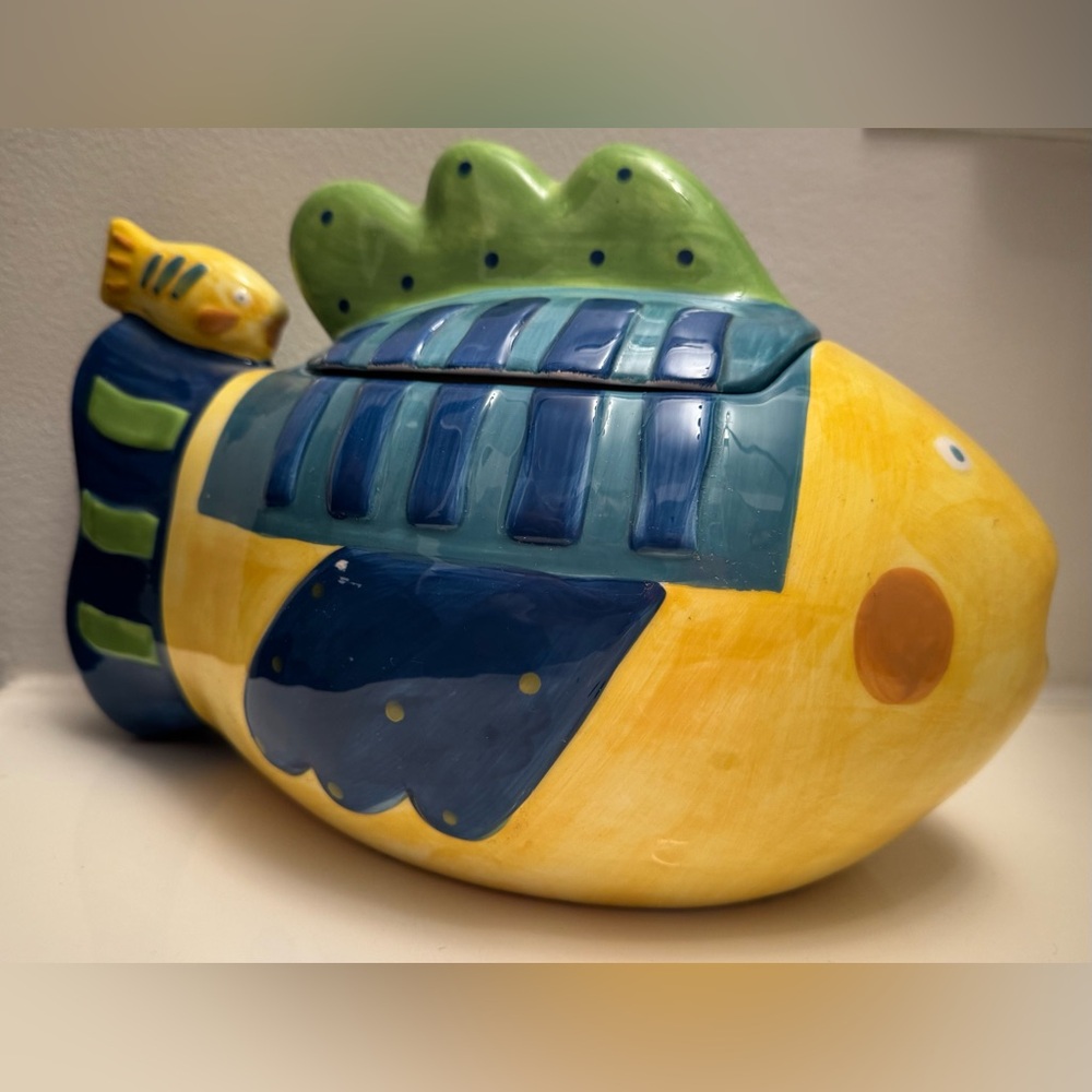 PAT MEYERS FISH COOKIE JAR WITH BLUE & YELLOW BABY FISH CERTIFIED INTERNATIONAL